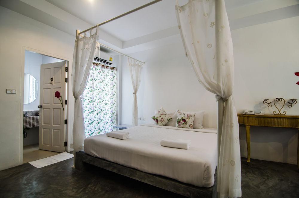 Chic Boutique Hotel Phuket Bagian luar foto